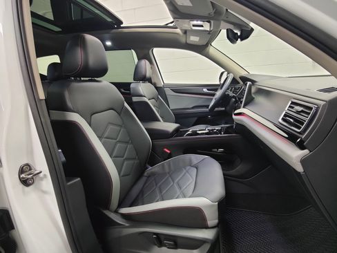 Used 2024 Volkswagen Atlas Peak Edition SEL image 6