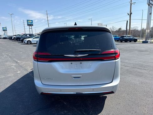 Used 2024 Chrysler Pacifica Touring-L FWD image 22