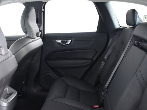Used 2025 Volvo XC60 B5 Plus image 23