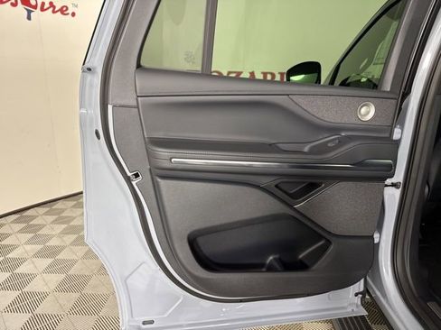 New 2025 Lincoln Navigator L Reserve w/ Jet Appearance Package image 18