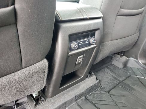 Used 2020 Chevrolet Traverse LT image 28