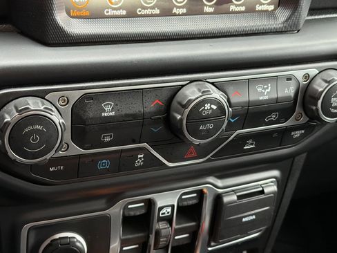 Used 2023 Jeep Wrangler Unlimited Sahara image 18