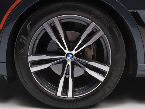 Used 2021 BMW X7 xDrive40i w/ M Sport Package AWD/4WD image 5