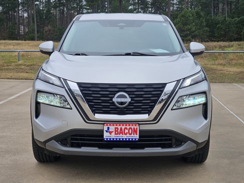 Used 2022 Nissan Rogue SV image 2