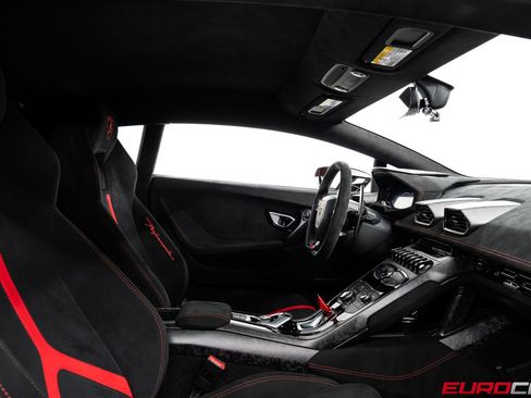 Used 2018 Lamborghini Huracan Performante AWD/4WD image 40