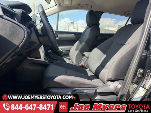 Used 2025 Toyota Corolla Cross LE image 27