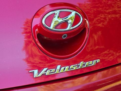 Used 2017 Hyundai Veloster Value Edition FWD image 13