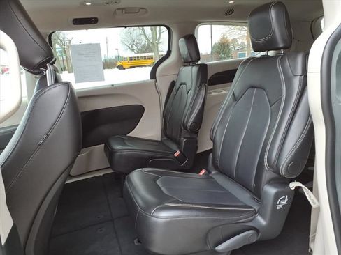 Used 2024 Chrysler Pacifica Touring-L FWD image 26