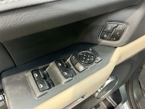 Used 2024 Ford Expedition XLT image 18