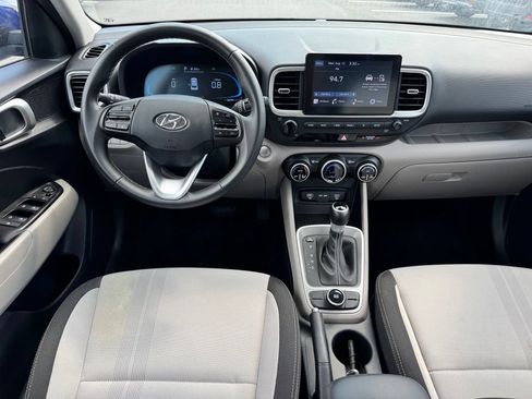 Used 2025 Hyundai Venue SEL FWD image 10