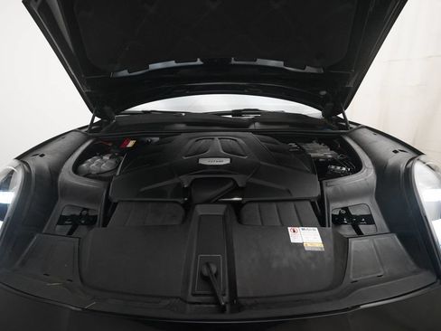 Certified 2022 Porsche Cayenne AWD/4WD image 9