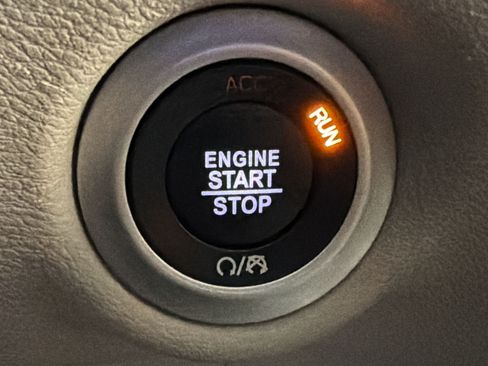 Used 2024 Chrysler Pacifica Touring-L FWD image 16