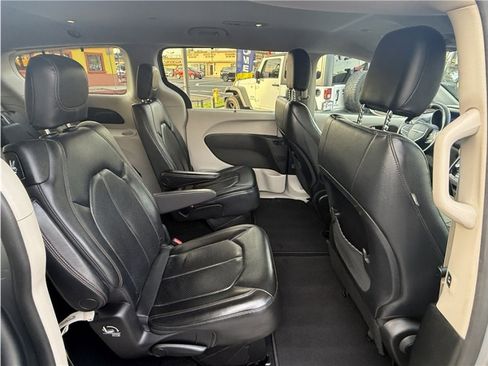 Used 2019 Chrysler Pacifica Touring-L image 25