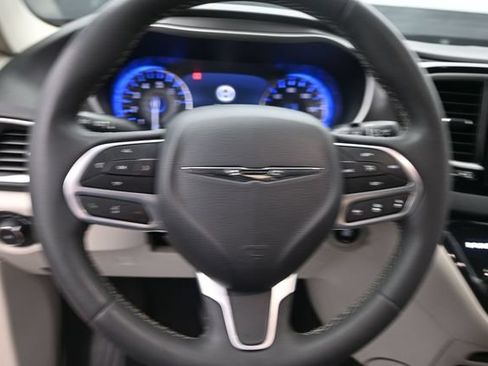 Used 2023 Chrysler Pacifica Touring-L FWD image 26