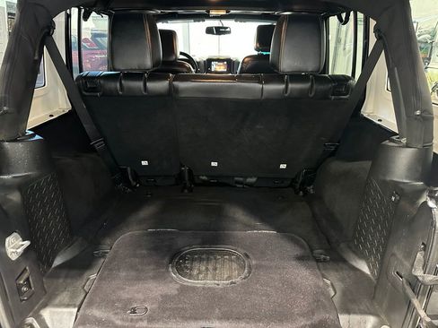 Used 2016 Jeep Wrangler Unlimited Sahara w/ Connectivity Group AWD/4WD image 28
