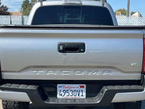 Used 2017 Toyota Tacoma TRD Off-Road AWD/4WD image 22