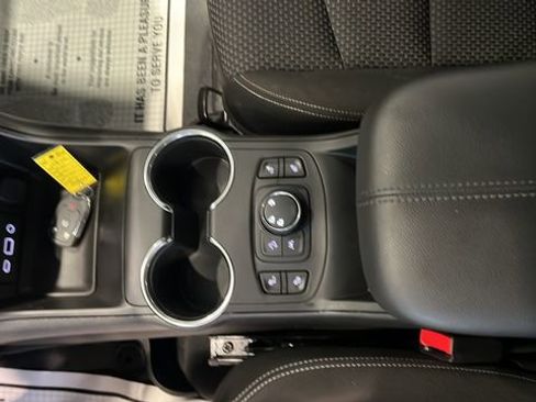 Used 2023 GMC Terrain SLE w/ Driver Convenience Package AWD/4WD image 11