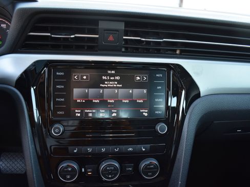 Used 2021 Volkswagen Passat 2.0T SE image 18