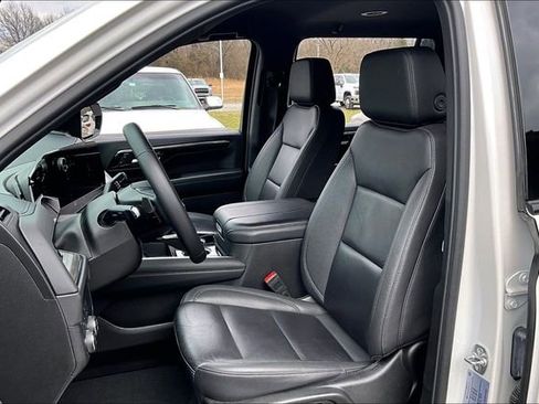 Used 2025 Chevrolet Suburban Z71 AWD/4WD image 21