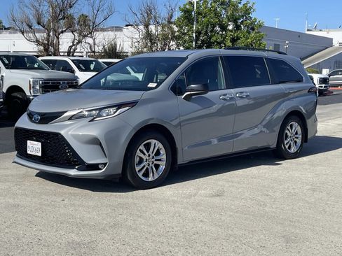 Used 2023 Toyota Sienna XSE w/ XSE Plus Package AWD/4WD image 4