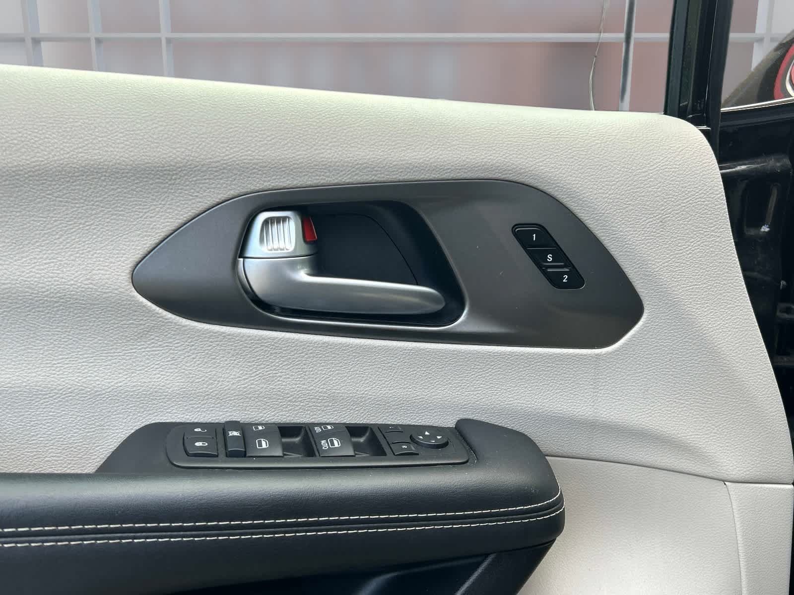 Used 2024 Chrysler Pacifica Touring-L FWD image 17