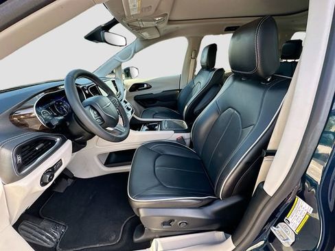 Used 2024 Chrysler Pacifica Limited FWD image 21