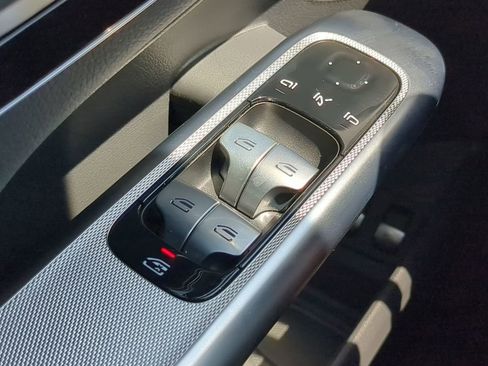 Used 2025 Mercedes-Benz GLC 350e 4MATIC image 10