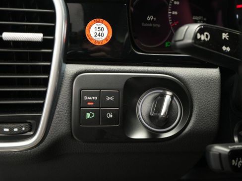 Used 2023 Porsche Cayenne Platinum Edition image 32