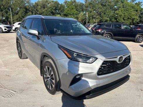 Used 2024 Toyota Highlander XLE AWD/4WD image 1