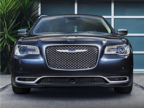 Used 2015 Chrysler 300 C RWD image 1