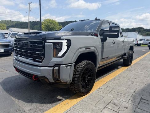 Used 2024 GMC Sierra 2500 AT4 w/ AT4 Premium Plus Package AWD/4WD image 4