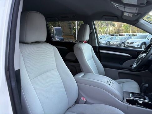Used 2014 Toyota Highlander LE image 31