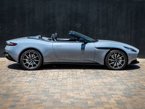 Used 2022 Aston Martin DB11 Coupe RWD image 36