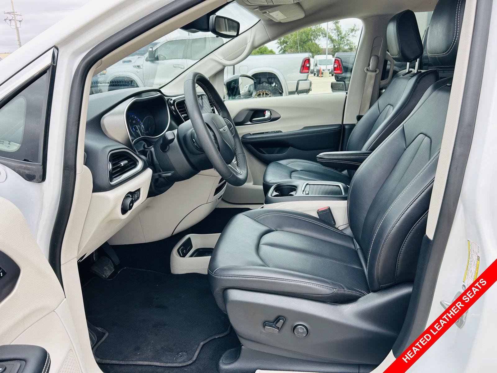 Used 2024 Chrysler Pacifica Touring-L FWD image 3