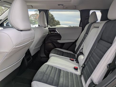 New 2026 Mitsubishi Outlander SE image 14