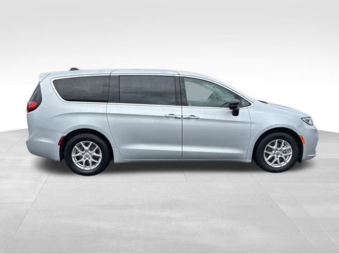 Used 2024 Chrysler Pacifica Touring-L image 7
