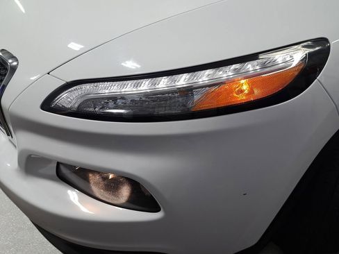 Used 2016 Jeep Cherokee Latitude w/ Cold Weather Group AWD/4WD image 31