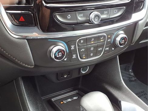 Used 2023 Chevrolet Traverse LT image 9