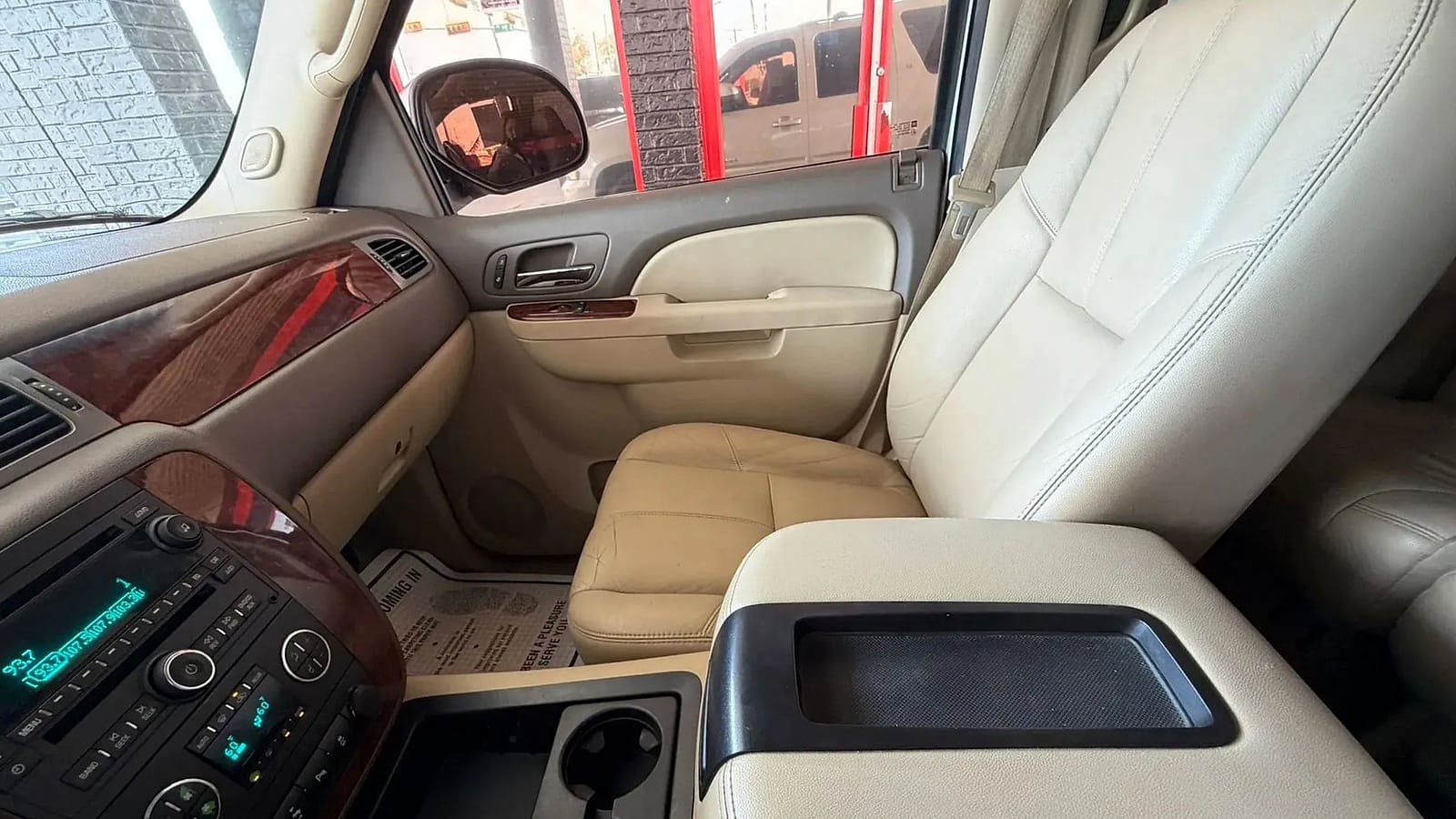 Used 2014 Chevrolet Suburban LT RWD image 27