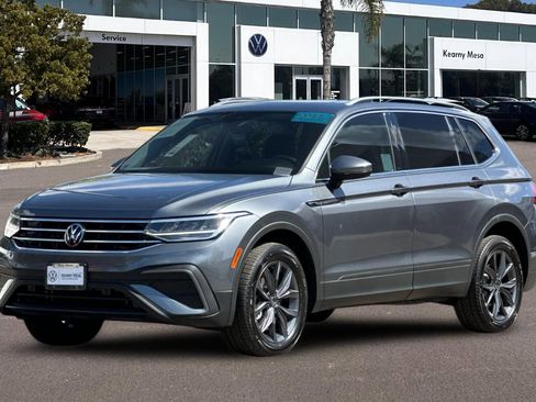 Used 2023 Volkswagen Tiguan SE w/ Panoramic Sunroof Package FWD image 8