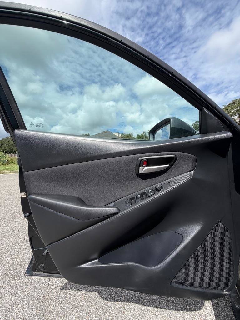 Used 2019 Toyota Yaris LE FWD image 9