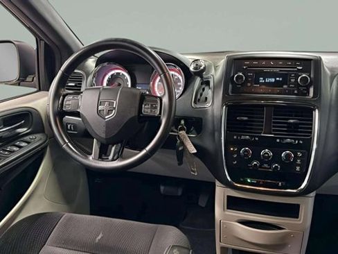 Used 2017 Dodge Grand Caravan SE image 31