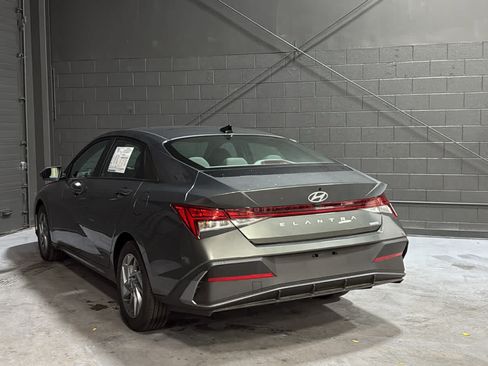 Used 2025 Hyundai Elantra Hybrid FWD image 6