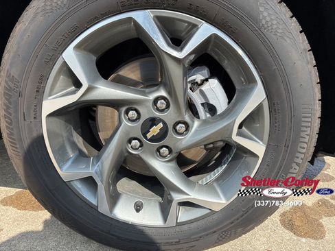 Used 2025 Chevrolet Trax LT FWD image 2