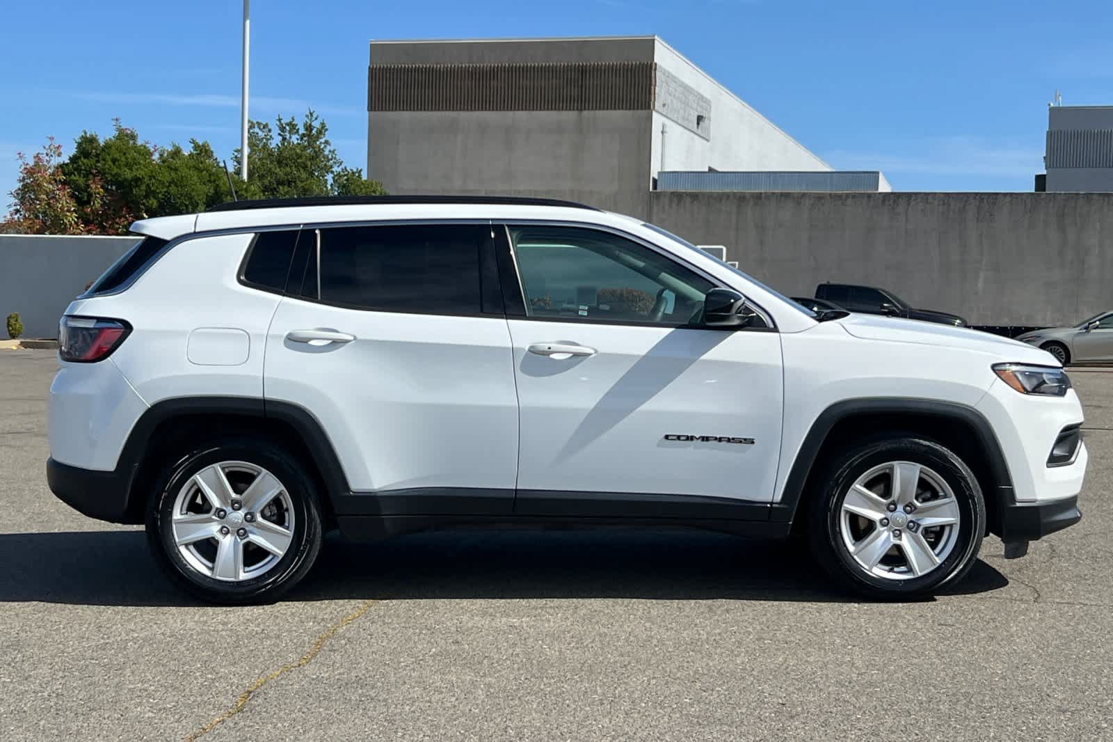 Used 2022 Jeep Compass Latitude FWD image 6