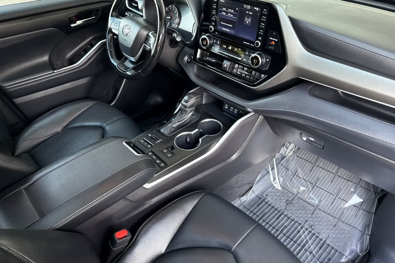 Used 2022 Toyota Highlander XLE AWD/4WD image 16