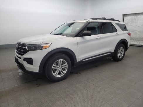 Used 2021 Ford Explorer XLT image 2