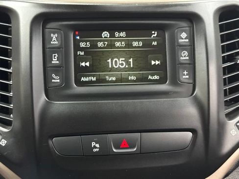 Used 2018 Jeep Cherokee Latitude w/ Safety Group AWD/4WD image 16