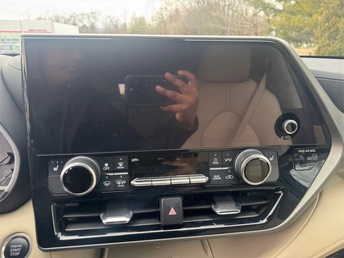 Used 2024 Toyota Highlander XLE image 21