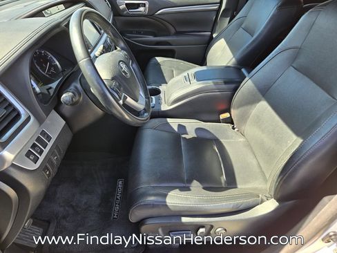 Used 2017 Toyota Highlander Limited w/ Carpet Mat Package AWD/4WD image 10